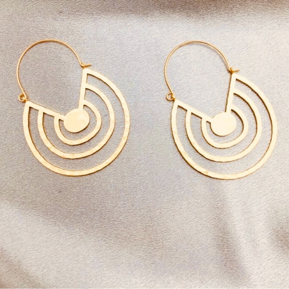 “Hammered Hoops” Inverse Rainbow Concentric Circle Sector Maze Geometric Earring - Picture 6 of 15